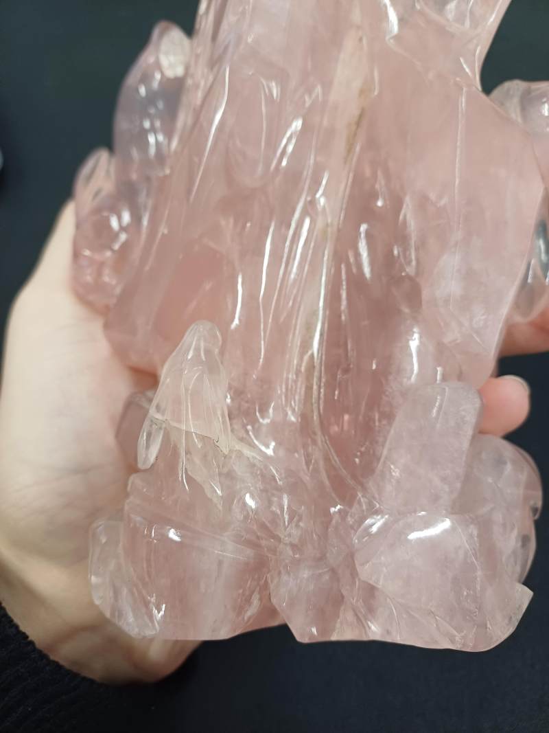 二十世紀 粉晶雕仙人把件 | A large Chinese rose quartz carved 'immortals' group, 19th/20th century - 图9