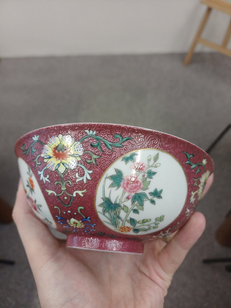 清道光 胭脂紅地軋道開光粉彩花卉紋盌 《大清道光年製》款 | Santos Collection | A fine Chinese ruby-ground sgraffiato 'medallion' bowl, Qing dynasty, Daoguang mark and period - 图11