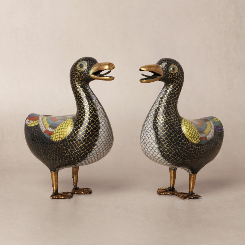 清十八世紀 掐絲琺瑯銅鍍金寶鴨像一對 | A pair of Chinese cloisonné enamel and gilt-bronze duck figures, Qing dynasty, 18th century - 图1