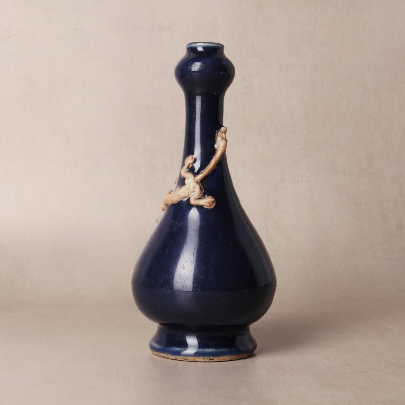 明末 藍釉蟠螭紋蒜頭瓶 | Santos Collection | A Chinese blue-glazed garlic-mouth 'chilong' vase, late Ming dynasty