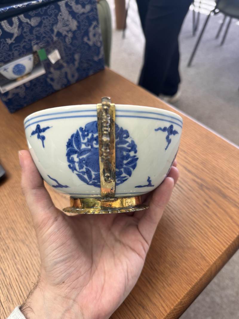 明嘉靖 青花包銀鎏金口沿盌 《長命富貴》款 | Santos Collection | A fine Chinese silver-gilt-mounted blue and white bowl, Ming dynasty, Jiajing period - 图9