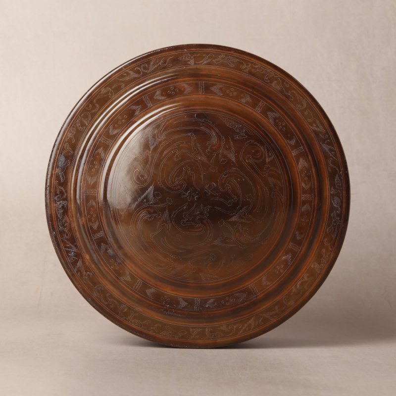 西漢 褐漆戧金瑞獸紋蓋盒 | A rare Chinese incised brown lacquer 'mythical beasts' box and cover, Western Han dynasty - 图13