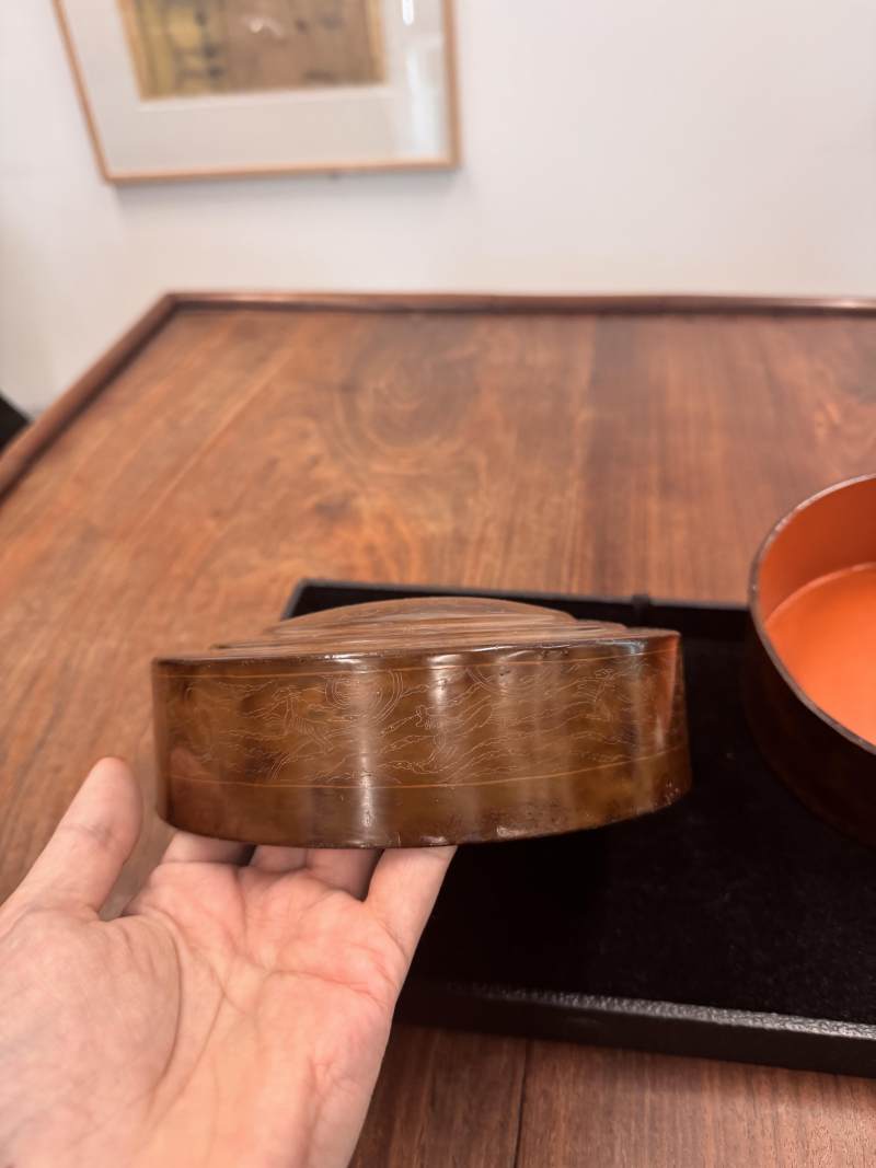 西漢 褐漆戧金瑞獸紋蓋盒 | A rare Chinese incised brown lacquer 'mythical beasts' box and cover, Western Han dynasty - 图3