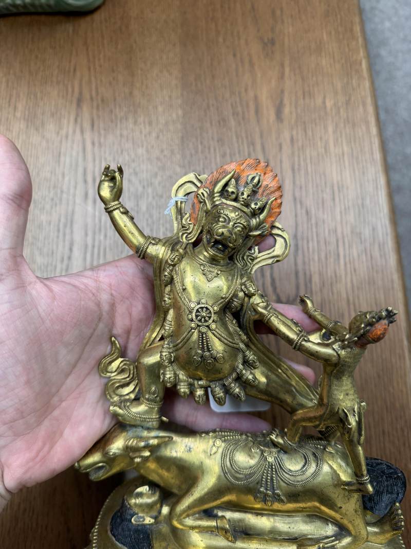 清十八世紀 漢藏銅鍍金閻摩法王立像 | A fine Sino-Tibetan gilt-bronze figure of Yama Dharmaraja and Yami, Qing dynasty, 18th century - 图15