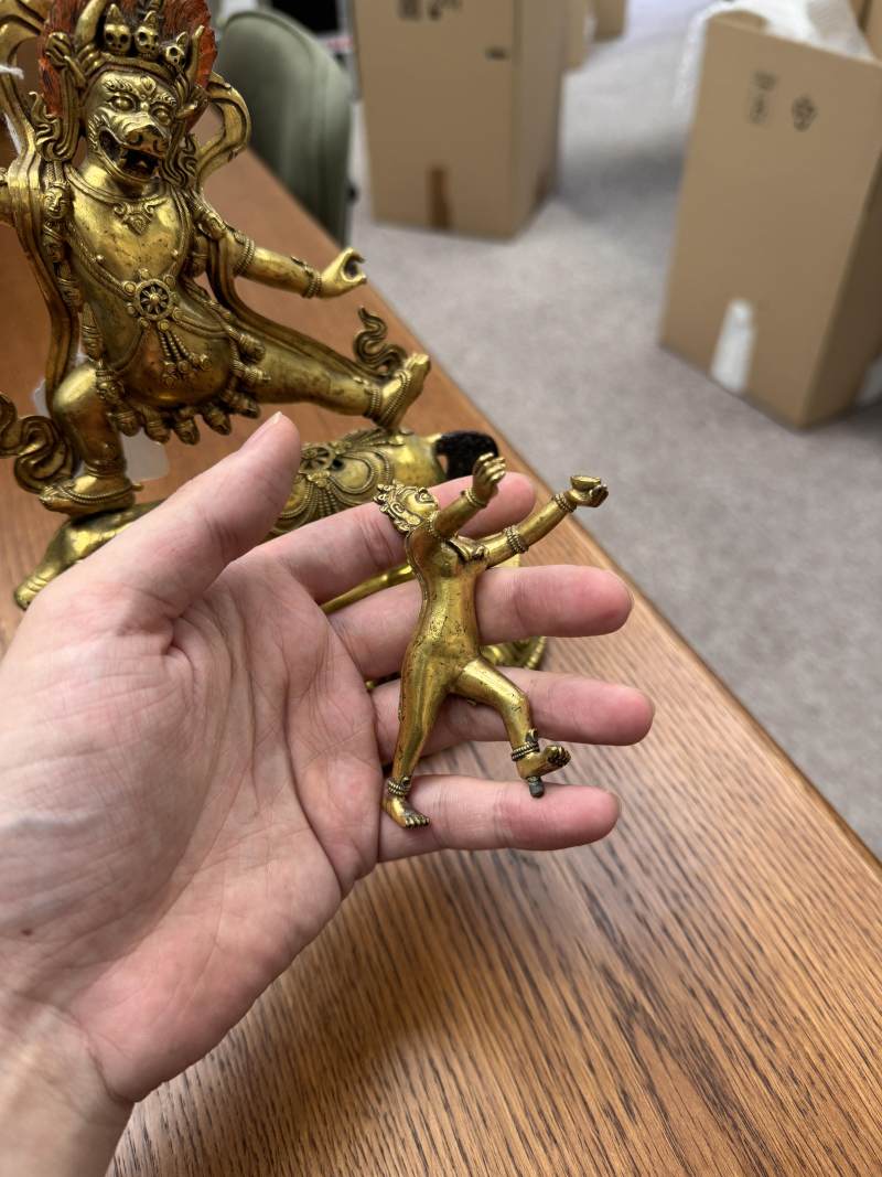 清十八世紀 漢藏銅鍍金閻摩法王立像 | A fine Sino-Tibetan gilt-bronze figure of Yama Dharmaraja and Yami, Qing dynasty, 18th century - 图25