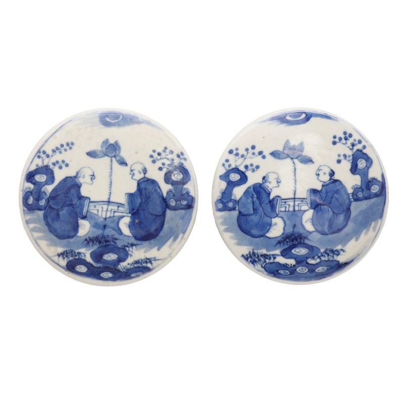 清十九世紀 青花人物故事圖蓋罐一對 《康熙年製》款 | A pair of large Chinese blue and white 'figural' jars and covers, Qing dynasty, 19th century - 图4