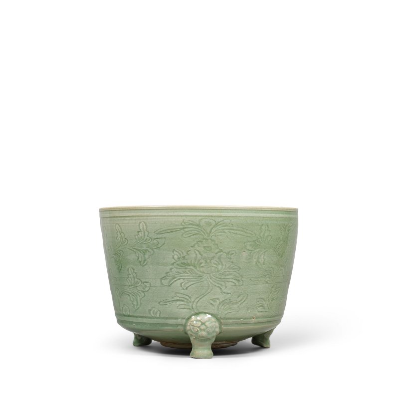 晚明 龍泉窯青釉刻花牡丹紋奩式爐 | A LONGQUAN CELADON-GLAZED 'FLORAL' TRIPOD CENSER