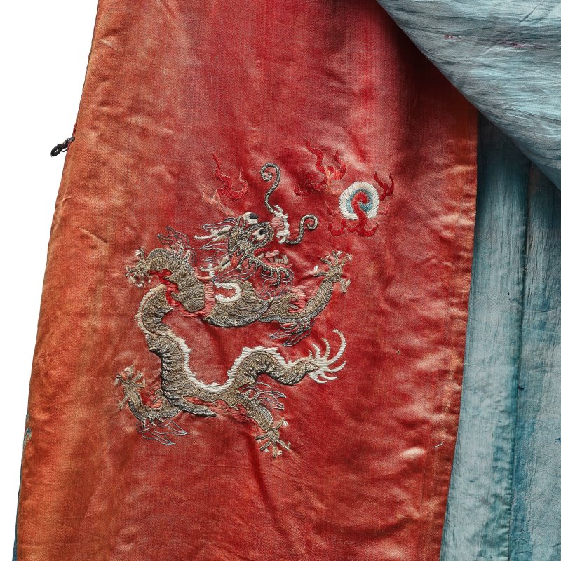 清十九世紀 杏黃地緞綉雲龍紋吉服 | AN APRICOT-GROUND EMBROIDERED SILK 'DRAGON' ROBE - 图3