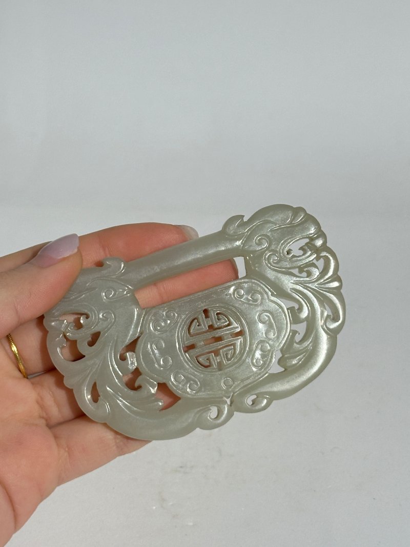 晚清 青白玉鏤雕⌈吉祥•如意⌋、⌈團壽⌋牌二枚 及座 | TWO RETICULATED GREENISH WHITE JADE PLAQUES - 图2