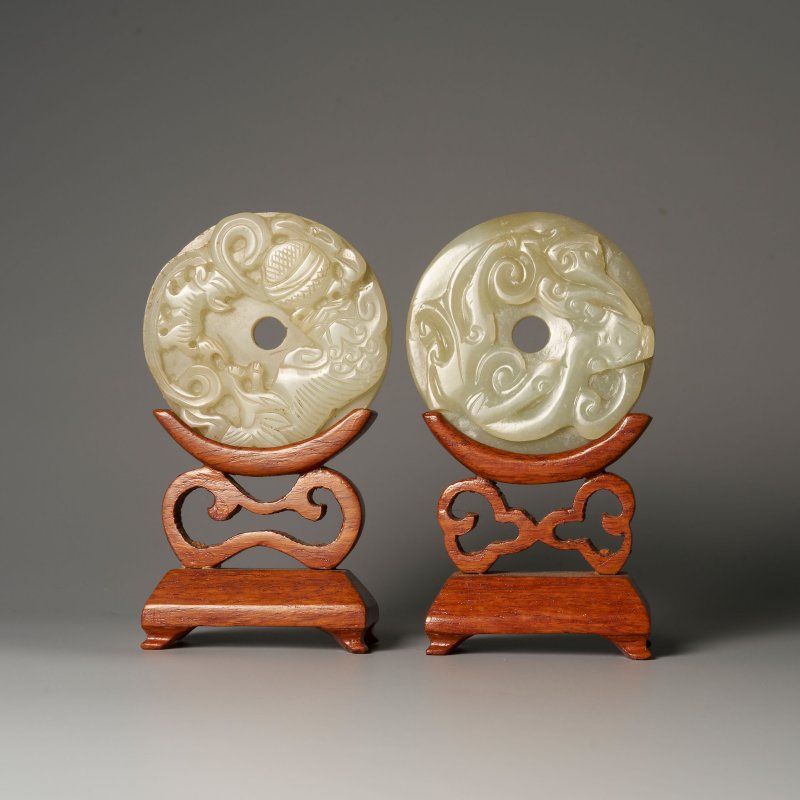 十九/二十世紀 青白玉子母獅紋佩、及青玉螭龍紋佩二枚 及座 | A GREENISH WHITE JADE 'LION AND CUB' AND A GREEN JADE 'CHI DRAGON' PENDANT - 图1