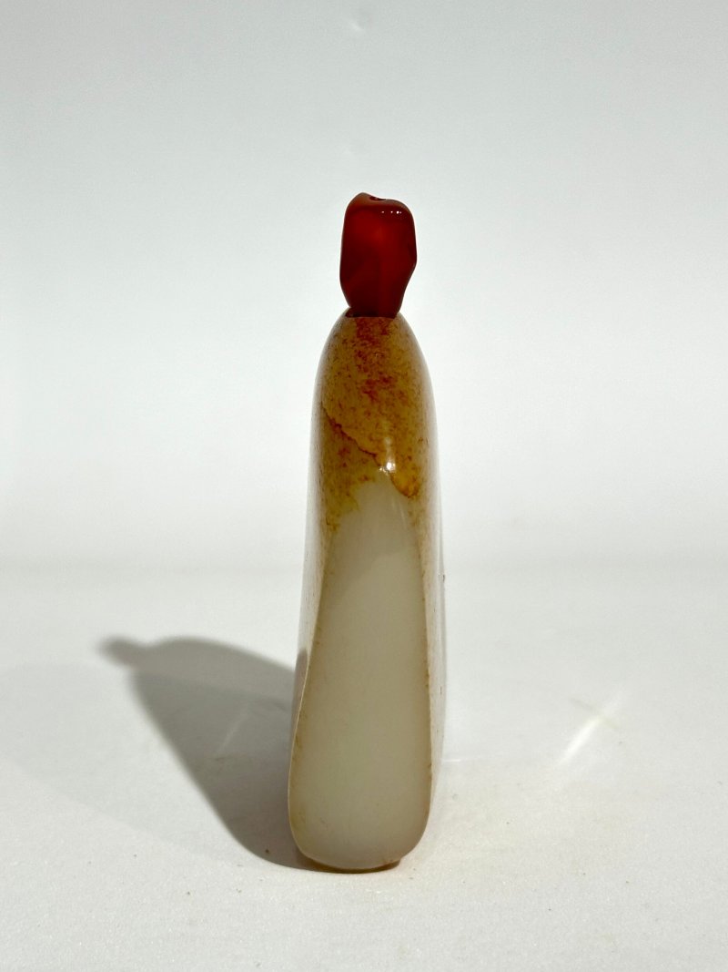 清十九世紀 白玉帶皮隨形鼻煙壺 | A WHITE AND RUSSET JADE 'PEBBLE' SNUFF BOTTLE - 图6