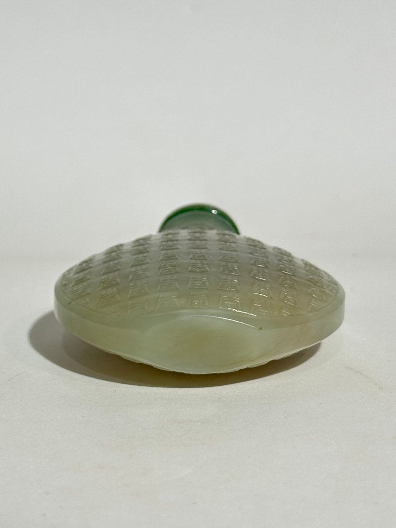 清十九世紀 青玉壽字紋鼻煙壺 | A GREEN JADE 'SHOU CHARACTERS' SNUFF BOTTLE - 图5