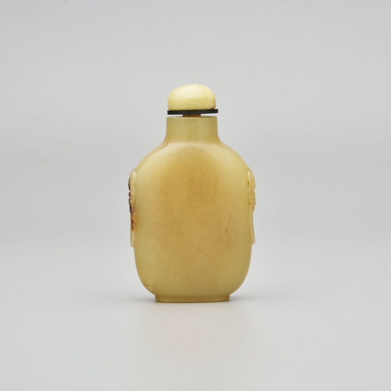 清 黃玉帶皮人物紋、沁玉山水紋鼻煙壺二件（沁玉配翡翠蓋） | A YELLOW AND RUSSET JADE AND A MOTTLED JADE 'LANDSCAPE' SNUFF BOTTLE - 图25