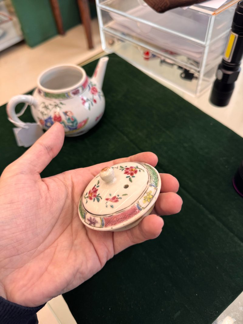 清乾隆 粉彩花卉紋蓋壼 | Santos Collection | A Chinese famille-rose 'floral' teapot, Qing dynasty, Qianlong period - 图33