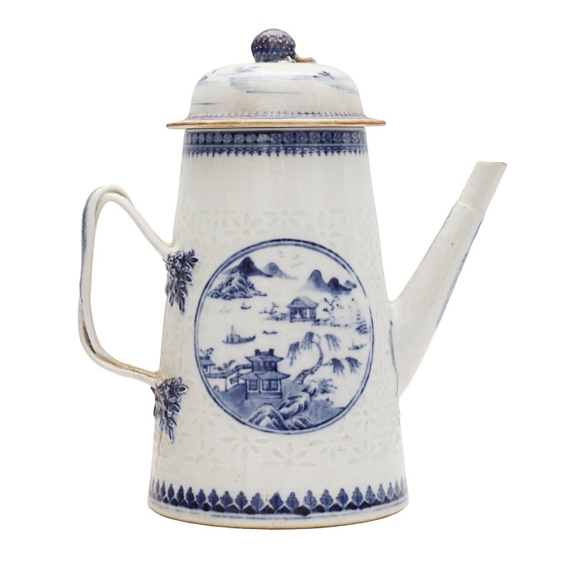 清十八世紀 青花玲瓏瓷帶蓋壺 | A Chinese blue and white 'rice pattern' chocolate pot and cover, Qing dynasty, 18th century - 图3