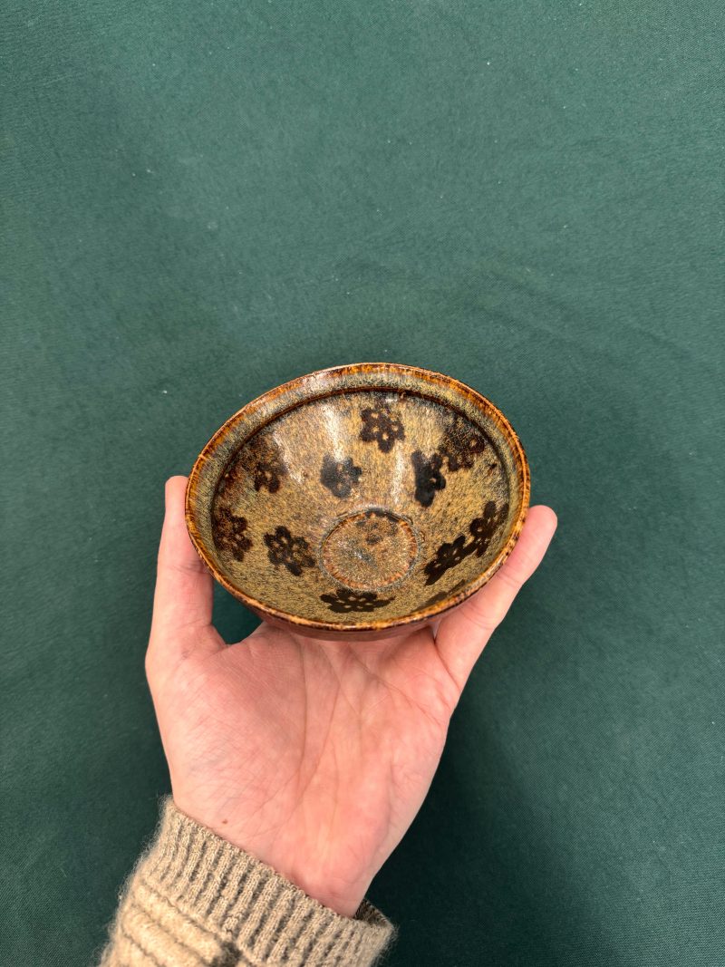 南宋 吉州窰剪紙貼花梅花紋盌 | Santos Collection | A fine Chinese Jizhou 'papercut' 'prunus' bowl, Southern Song dynasty - 图11