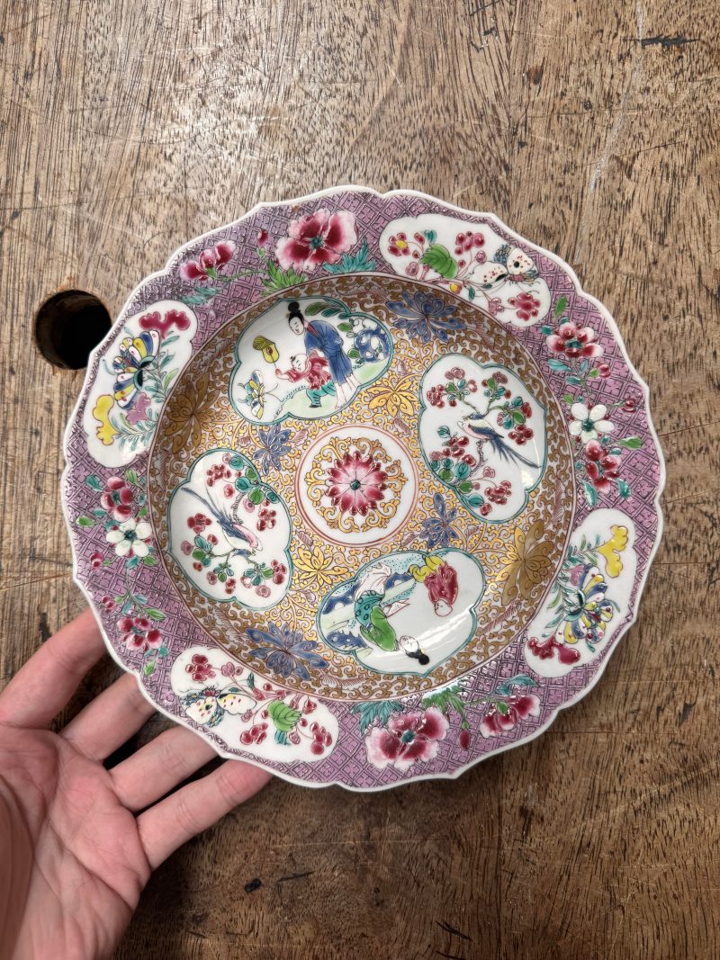 清雍正 約1730年 粉彩開光人物花卉圖花式盤一對 | Santos Collection | A pair of fine Chinese export foliate dishes, Qing dynasty, Yongzheng period, circa 1730 - 图8