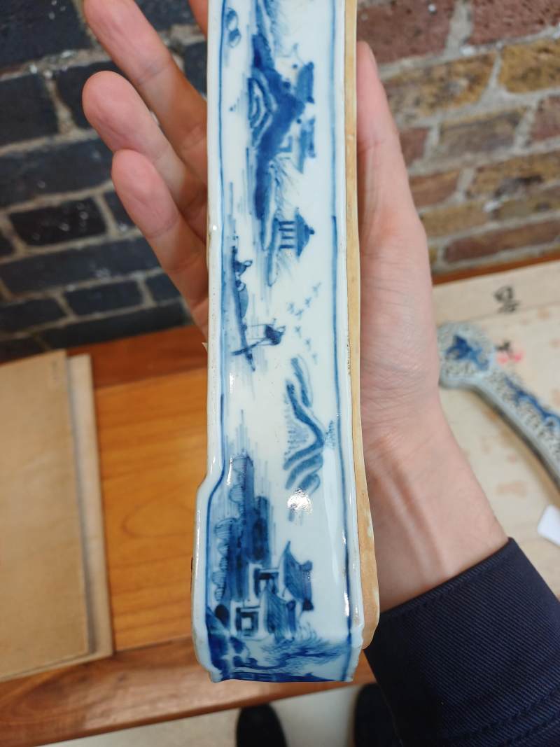 清十八至十九世紀 青花如意形蓋爐 《大清乾隆年製》款 | A Chinese blue and white sceptre-shaped censer and cover, Qing dynasty, 18th-19th century - 图17