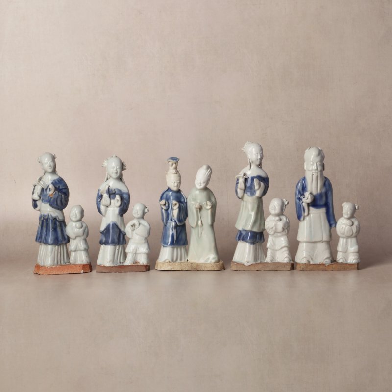 清乾隆 藍釉仙人與童子像 | Santos Collection | A group of Chinese glazed-biscuit figures, Qing dynasty, Qianlong period - 图2