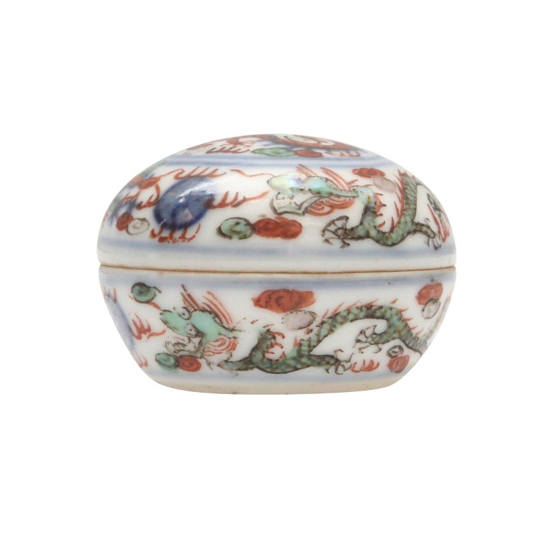 十八/十九世紀 五彩雲龍紋圓小蓋盒 《大明萬曆年製》款 | A small Chinese wucai 'dragon' box and cover, 18th/19th century - 图3
