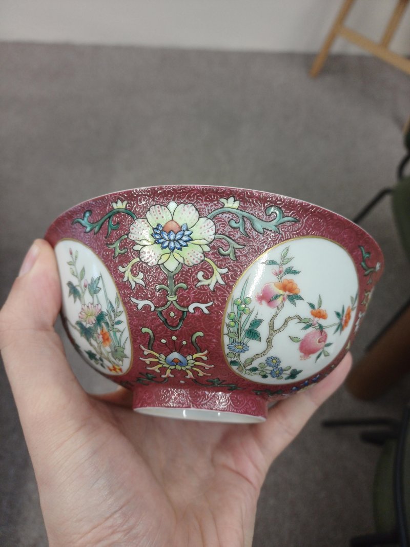 清道光 胭脂紅地軋道開光粉彩花卉紋盌 《大清道光年製》款 | Santos Collection | A fine Chinese ruby-ground sgraffiato 'medallion' bowl, Qing dynasty, Daoguang mark and period - 图3