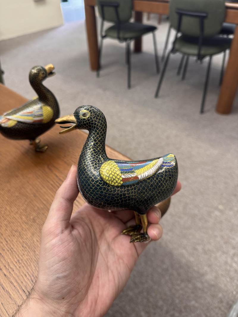 清十八世紀 掐絲琺瑯銅鍍金寶鴨像一對 | A pair of Chinese cloisonné enamel and gilt-bronze duck figures, Qing dynasty, 18th century - 图13
