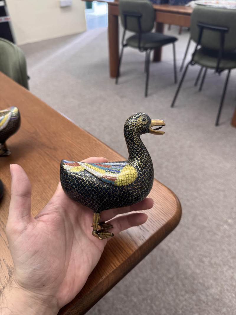 清十八世紀 掐絲琺瑯銅鍍金寶鴨像一對 | A pair of Chinese cloisonné enamel and gilt-bronze duck figures, Qing dynasty, 18th century - 图3