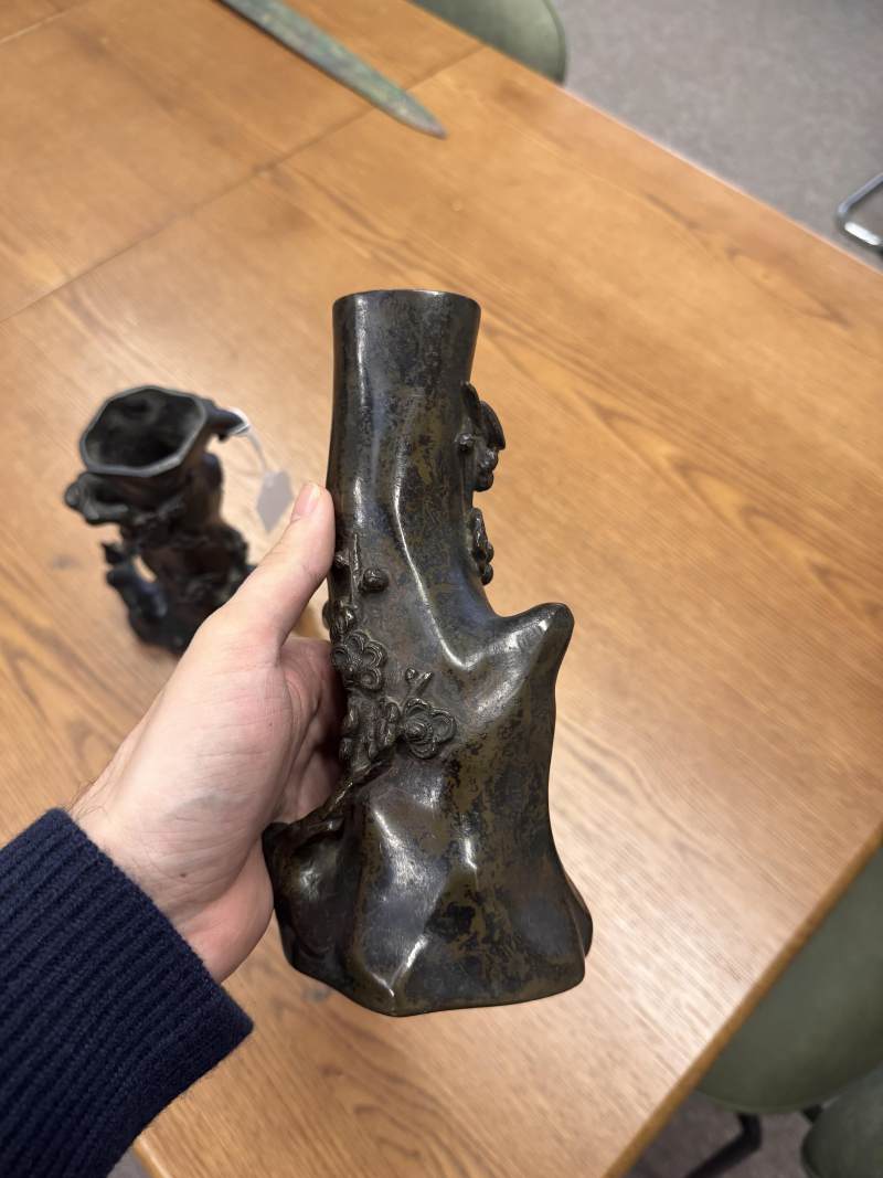 明末至清初 十七世紀 銅臘梅紋瓶一對 | A pair of Chinese bronze 'prunus' vases, late Ming-early Qing dynasty, 17th century - 图30