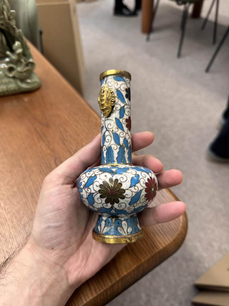 明十六/十七世紀 掐絲琺瑯掐絲菊紋銅胎鎏金瓶 《景泰年製》款 | A Chinese cloisonné enamel and gilt-bronze 'chrysanthemum' vase, Ming dynasty, 16th/17th century - 图16