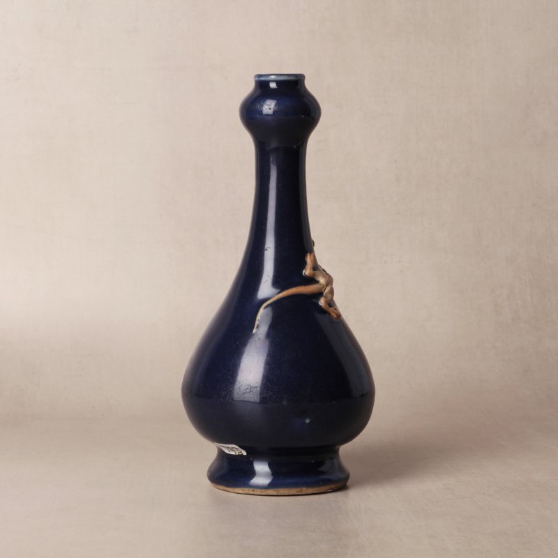 明末 藍釉蟠螭紋蒜頭瓶 | Santos Collection | A Chinese blue-glazed garlic-mouth 'chilong' vase, late Ming dynasty - 图3