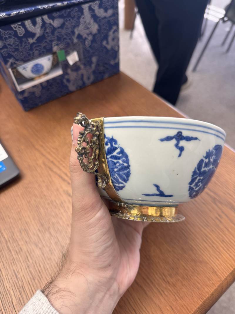 明嘉靖 青花包銀鎏金口沿盌 《長命富貴》款 | Santos Collection | A fine Chinese silver-gilt-mounted blue and white bowl, Ming dynasty, Jiajing period - 图11
