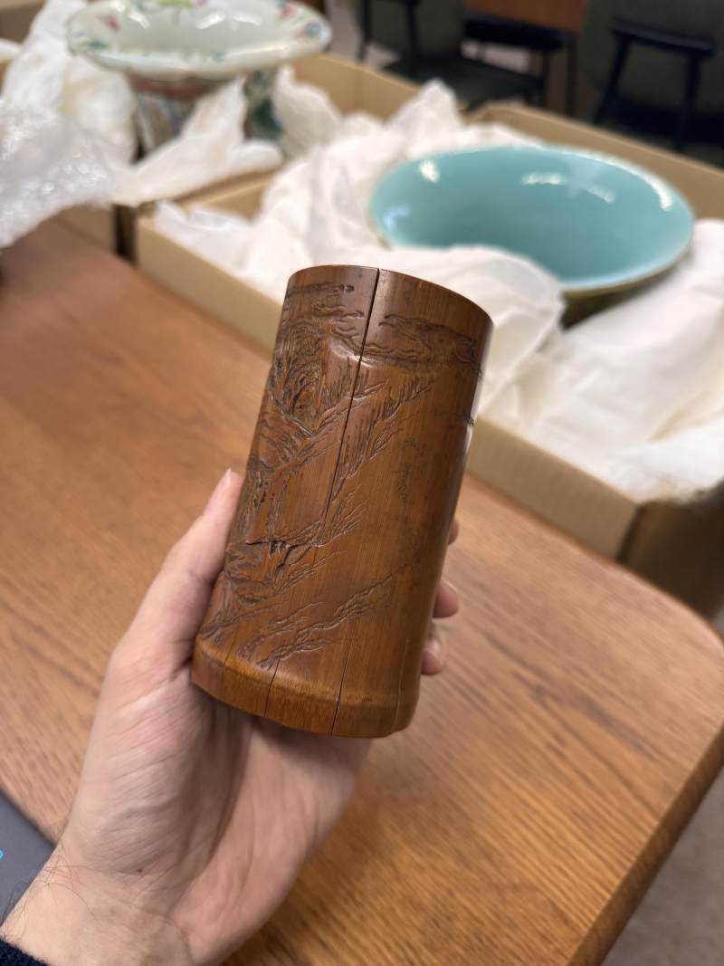 清十九世紀 竹雕山水人物圖筆筒 | A Chinese carved bamboo brushpot, Qing dynasty, 19th century - 图2