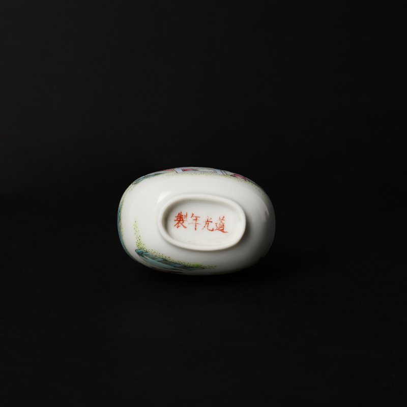 清道光 粉彩人物故事圖鼻煙壺《道光年製》款 | A Chinese famille-rose 'figural' snuff bottle, Qing dynasty, Daoguang period - 图3