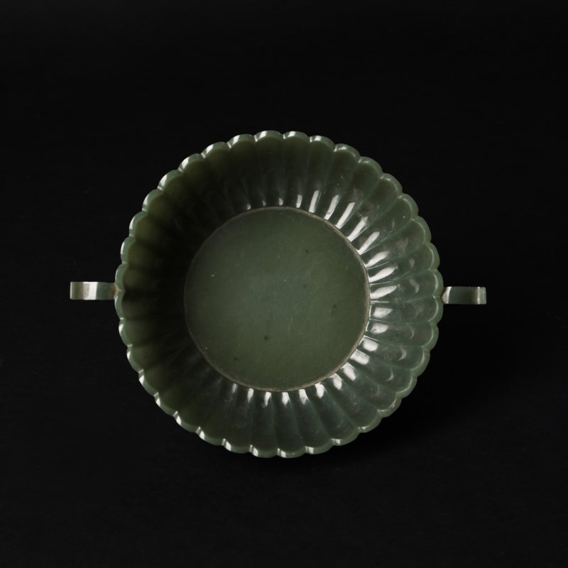 晚清 痕都斯坦式玉菊瓣紋雙耳碗 | A Chinese Mughal-style jade 'chrysanthemum' twin-handled bowl, late Qing dynasty