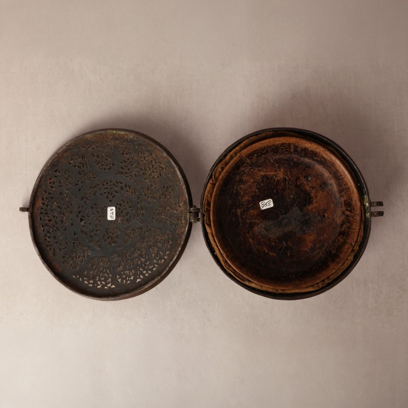 十五/十六世紀 西藏東部德格 鐵鋄金鏤空龍紋蓋盒 | A rare Tibetan gilt-damascened iron bowl box and cover, Derge, Eastern Tibet, 15th/16th century - 图5