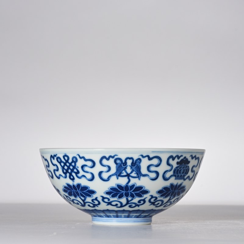 清光绪 青花缠枝莲托八宝纹碗 - 图2