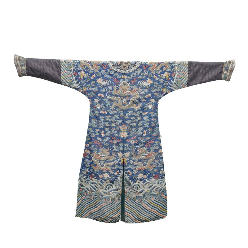 清十九世紀 藍地緙絲雲龍紋吉服 | A BLUE-GROUND KESI-GROUND SILK 'DRAGON' ROBE - 图2