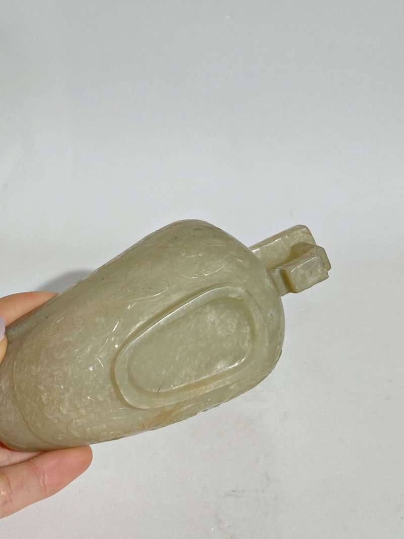 （或）十七/十八世紀 青白玉螭龍紋圈足匜 及座 | A PALE GREEN JADE 'CHI-DRAGON' POURING VESSEL, YI - 图5