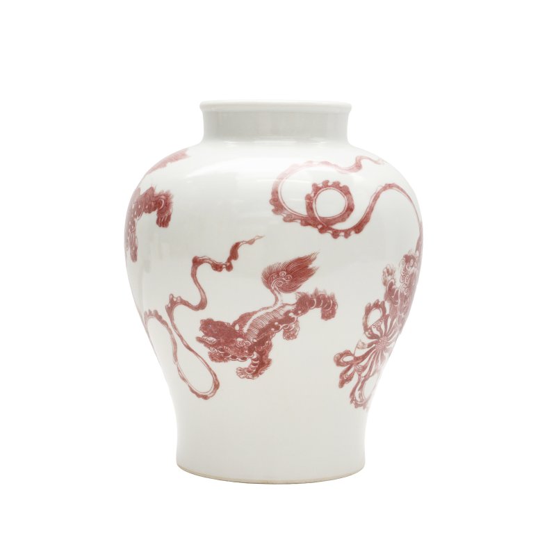 十九/二十世紀 釉裏紅瑞獸紋瓶 | A Chinese copper-red 'mythical beast' vase, 19th/20th century - 图2