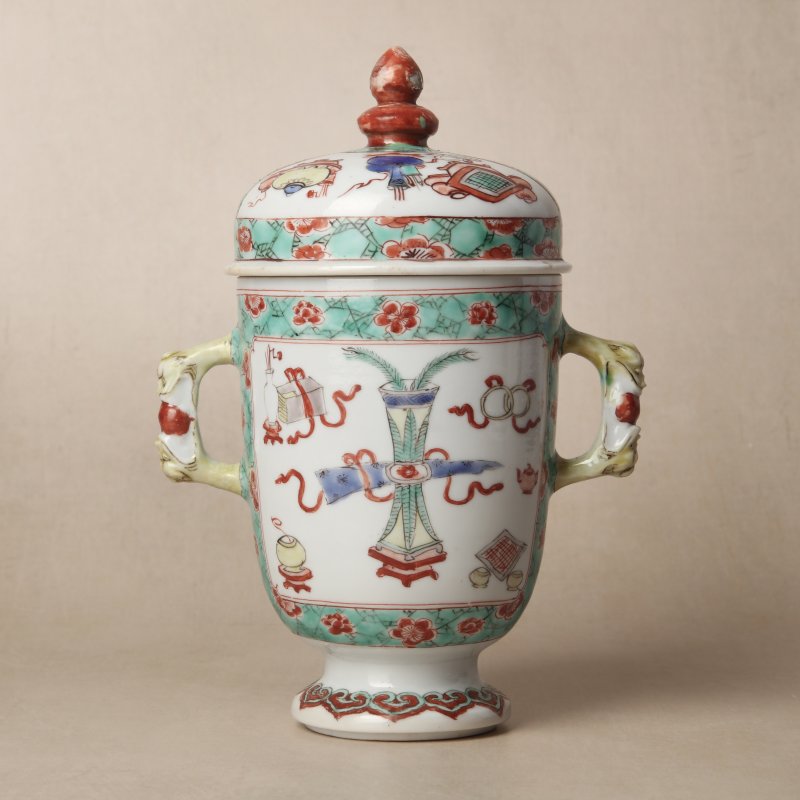 清康熙 五彩博古圖蓋罐 | A Chinese famille-verte twin-handled 'hundred antiques' pot and cover, Qing Dynasty, Kangxi period - 图3