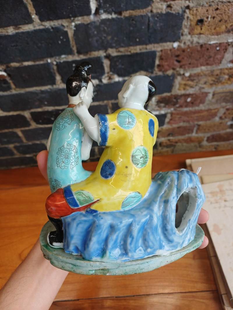 清乾隆 粉彩人物坐像擺件 | Santos Collection | A fine Chinese export famille-rose figure of a seated man and lady, Qing dynasty, Qianlong period - 图10