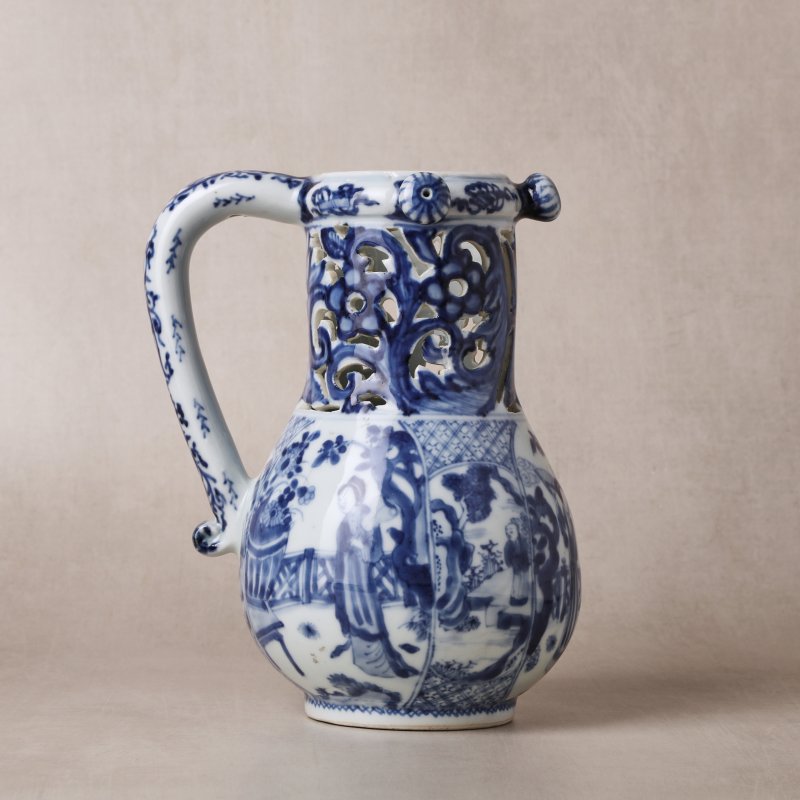 清康熙 青花庭院仕女圖執壺 | Santos Collection | A rare Chinese export blue and white 'puzzle' jug, Qing dynasty, Kangxi period - 图3