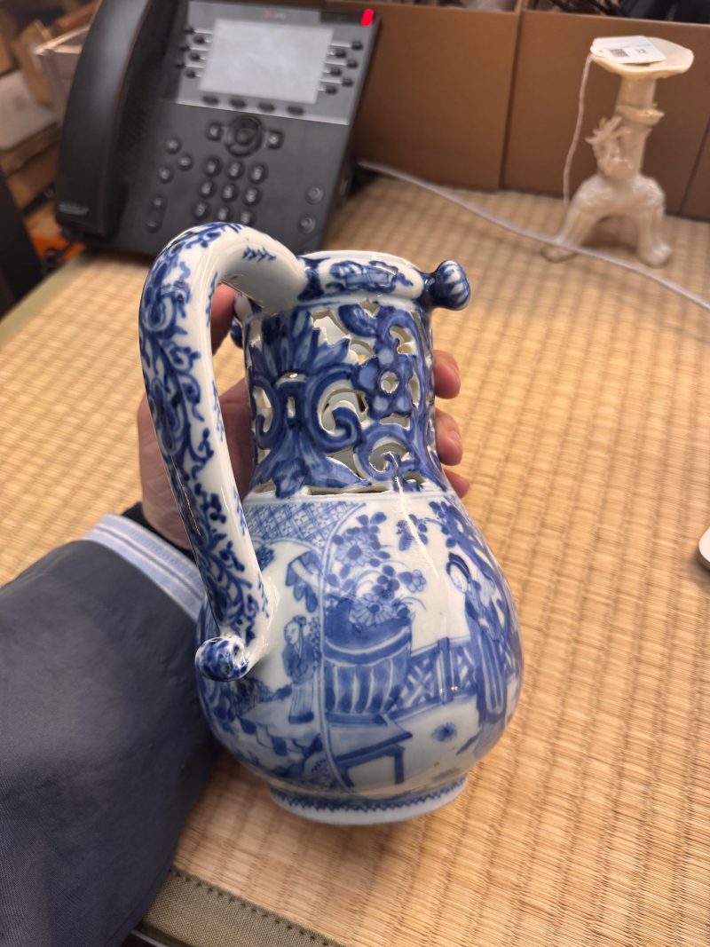 清康熙 青花庭院仕女圖執壺 | Santos Collection | A rare Chinese export blue and white 'puzzle' jug, Qing dynasty, Kangxi period - 图24