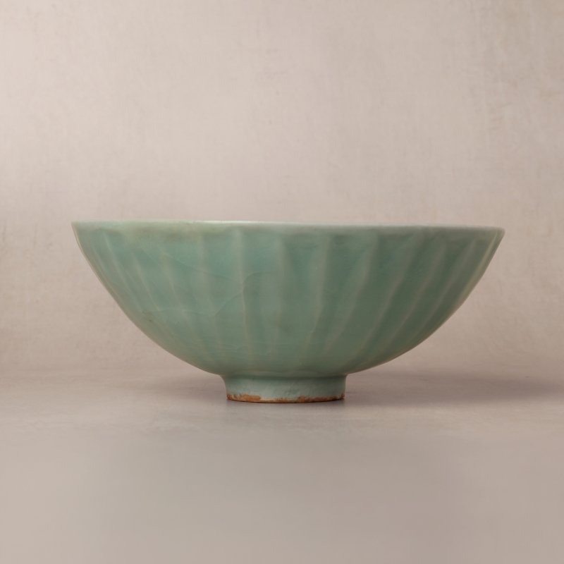 南宋 龍泉窯青釉蓮瓣紋盌 | A fine Chinese Longquan celadon 'lotus' bowl, Southern Song dynasty
