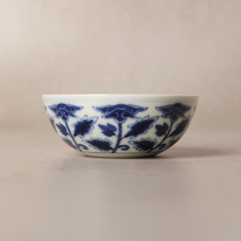 清宣統 1909年（宣統己酉年）青花花卉紋盃 《大清宣統年製》款 | Santos Collection | A fine Chinese blue and white 'floral' cup, Xuantong mark and of the period, dated 1909 - 图5