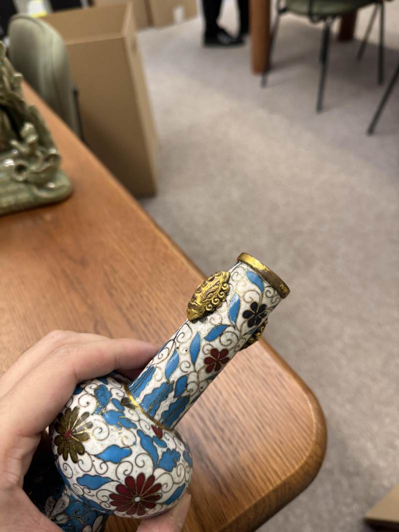 明十六/十七世紀 掐絲琺瑯掐絲菊紋銅胎鎏金瓶 《景泰年製》款 | A Chinese cloisonné enamel and gilt-bronze 'chrysanthemum' vase, Ming dynasty, 16th/17th century - 图4