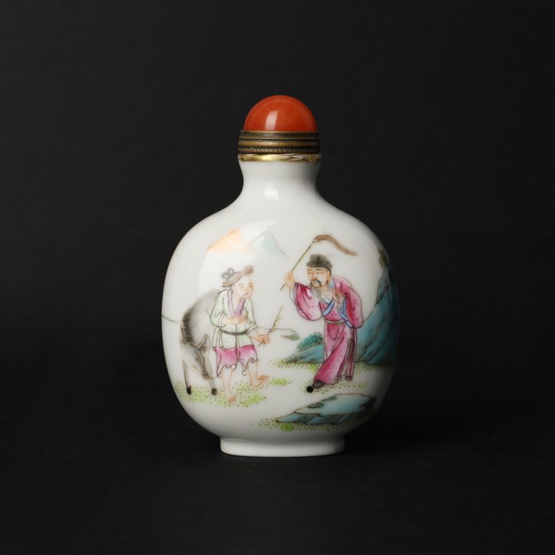 清道光 粉彩人物故事圖鼻煙壺《道光年製》款 | A Chinese famille-rose 'figural' snuff bottle, Qing dynasty, Daoguang period