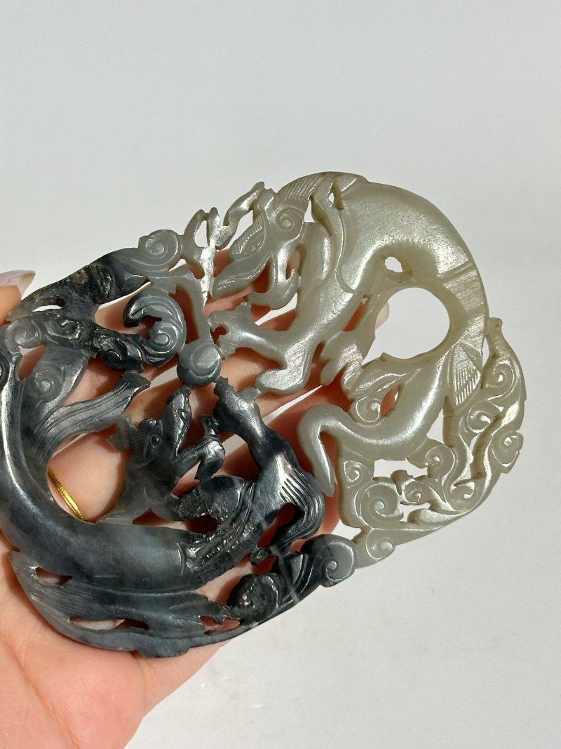 十九/二十世紀 黑白玉⌈雙龍戲珠⌋牌 及座 | A BLACK AND WHITE JADE 'DRAGON' PLAQUE - 图2