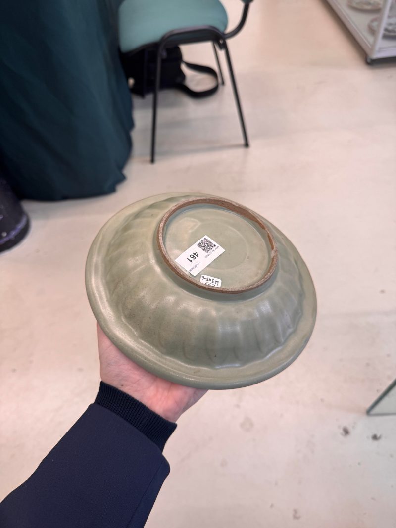 宋 龍泉窰青釉貼雙魚折沿盤 | Santos Collection | A Chinese Longquan celadon 'twin fish' moulded dish, Song dynasty - 图9