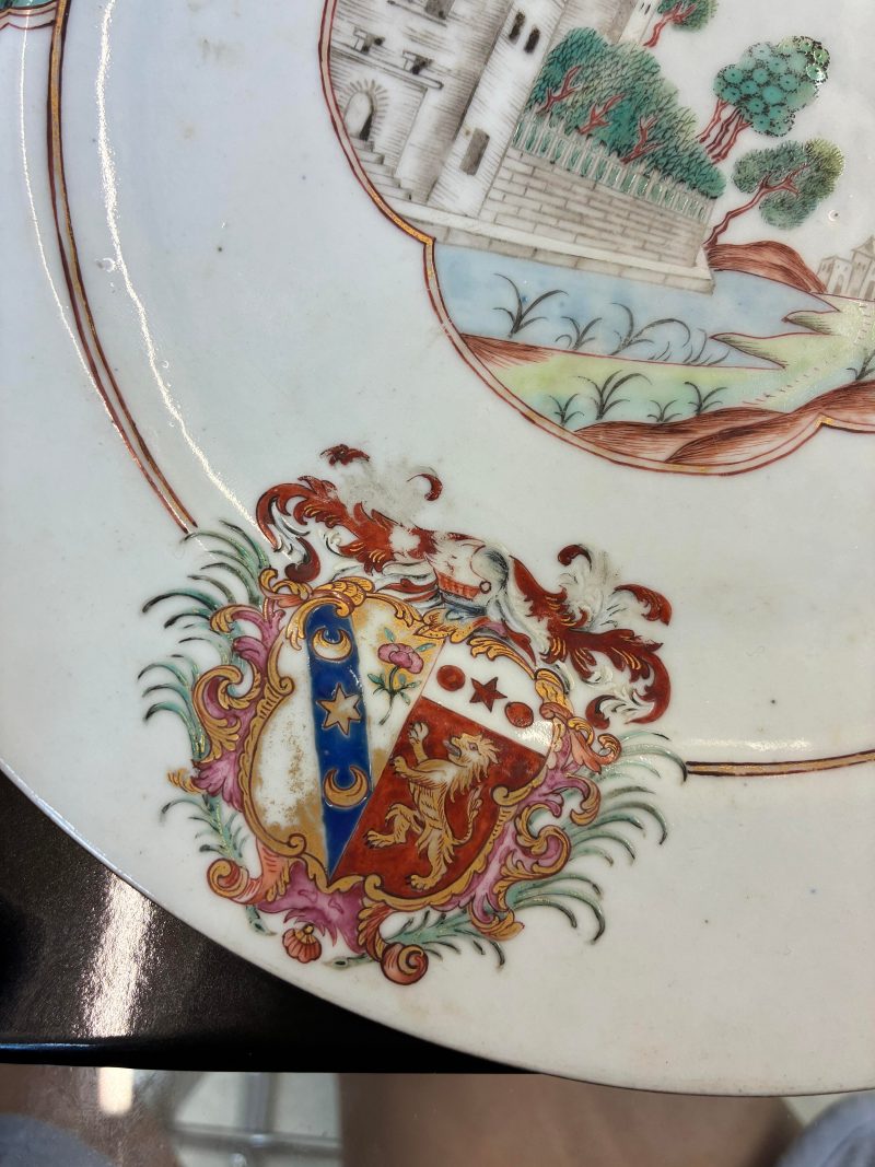 清乾隆 約1745年 粉彩紋章圖盤一組三件 | Three fine and rare Chinese export armorial dishes, Qing Dynasty, Qianlong Period, circa 1745 - 图5
